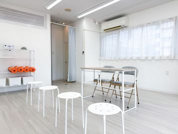 面接や勉強会など - レンタルスタジオ　otorina　高崎 安くて綺麗で駅から近いレンタルスタジオ！様々な用途で利用可能！の室内の写真