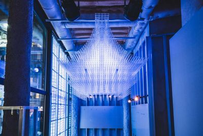 ヤグラを模したシャンデリア - SHIBUYA XXIの室内の写真