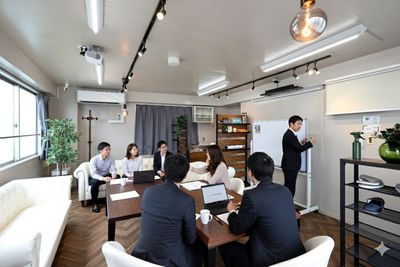 会議風景 - レンタルスペース 団談(だんだん)鶯谷の室内の写真
