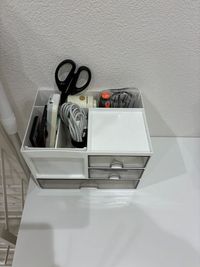 充電ケーブル等の備品はご自由にご利用ください。使用後は元の場所にお戻し下さい。 - レンタルスタジオPalette本郷三丁目店の設備の写真