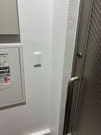 一階入り口に階段の電気がございます。 - レンタルスタジオPalette本郷三丁目店の入口の写真