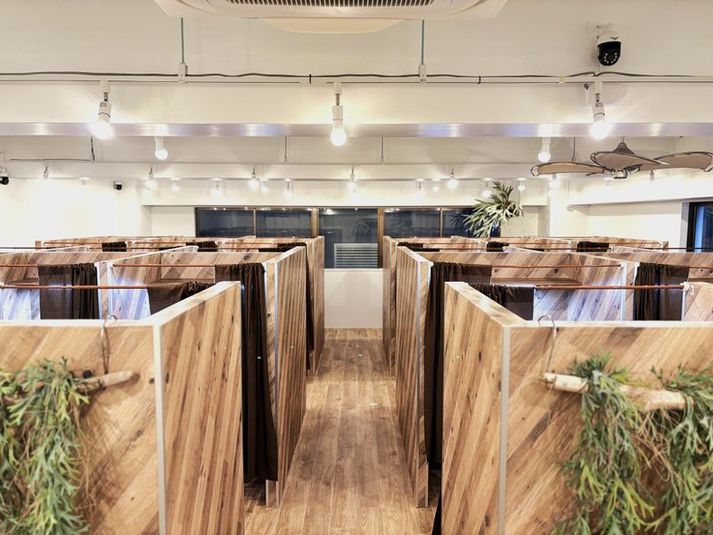 全席個別ブース型の集中できるデスク - アイデスク横浜自習室 アイデスク渋谷自習室の室内の写真