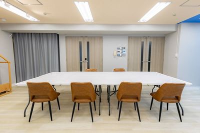 会議にもお使いいただけます - Moff room studio《三ノ宮店》 三ノ宮6分🚶‍♂️77㎡大部屋✨最大50名収容可能🧸スタジオの室内の写真