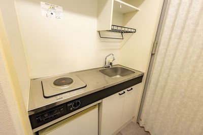 共有部のキッチンです - Moff room studio《三ノ宮店》 三ノ宮6分🚶‍♂️77㎡大部屋✨最大50名収容可能🧸スタジオの設備の写真