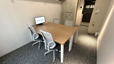 【対面で着席できるので、会議や打ち合わせにオススメです♪】 - TIME SHARING 代々木 &PLACE 101の室内の写真
