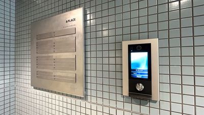 【インターフォン操作で共用扉の開錠が可能です。入室方法はご予約完了メールをご確認ください。】 - TIME SHARING 代々木 &PLACE 102の入口の写真