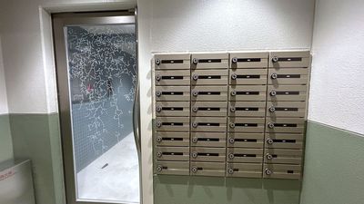 【共用部入ってすぐ左手にポストがあるので、キーボックスを取り出してください。】 - TIME SHARING 代々木 &PLACE 102の入口の写真