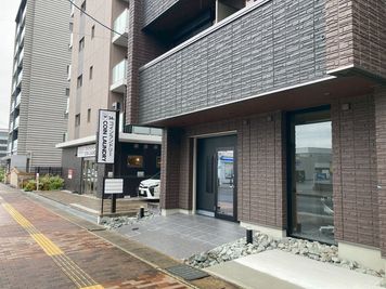 近鉄大和西大寺駅　南ロータリーから
メイン通りを南に徒歩７分。ローソンの通りを挟んで向かい、コインランドリーの隣です。 - YAMATO BASE 大和西大寺 オフィス（WEST） 【１名】パーソナルブースE☆高速Wi-Fi！ウェビナーに最適！！の外観の写真