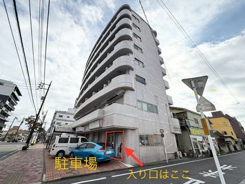 駐車場は入り口正面にあります。 - レンタルスタジオ　otorina　高崎 安くて綺麗で駅から近いレンタルスタジオ！様々な用途で利用可能！の外観の写真