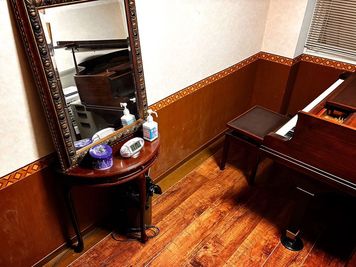 消毒液あり。 - 二番町オペラっちゃおピアノスタジオの室内の写真