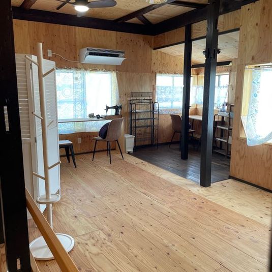 机・椅子の配置は自由に変えられます。
＊事前にご相談いただき、レイアウトを変更いたします。 - smikko FURUMACHI イベントスペースの室内の写真