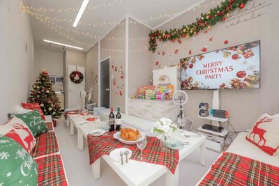 🎄クリスマスパーティ＆忘年会を楽しもう🎅
※お部屋のクリスマス装飾はイメージです☃️
装飾イメージを参考に飾り付けをご持参ください♪ - candle梅田の室内の写真
