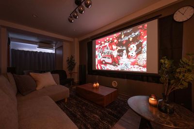 落ち着いたお部屋の中で100インチの大画面と５chの音響をお楽しみいただけます。１０人まででお使いいただくことができ、飲食物の持ち込みや料理も可能です。 - Smartホームシアター大船の室内の写真