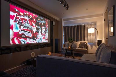 落ち着いたお部屋の中で100インチの大画面と５chの音響をお楽しみいただけます。１０人まででお使いいただくことができ、飲食物の持ち込みや料理も可能です。 - Smartホームシアター大船の室内の写真