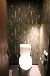 男女兼用トイレです。
廊下を進んで一番奥にあり〼 - YAMATO BASE 大和西大寺 オフィス（WEST） 【～4名】オフィス1☆高速Wi-Fi無料！オフィスワークに最適の設備の写真