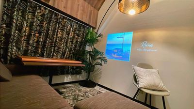 Value  build 【高崎駅近】 リゾート空間で心を整え、映画鑑賞やダーツも楽しめるの室内の写真