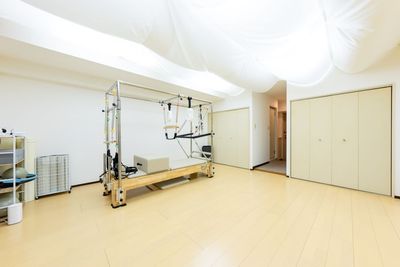 広々とした空間です。1～4人でご利用いただけます。 - Pilates studio Cosiness 東神奈川 Studio Cosiness（ピラティススタジオ）東神奈川の室内の写真
