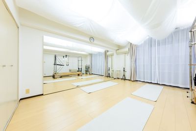 大型鏡（横：360cm×高さ180㎝）を設置しています。 - Pilates studio Cosiness 東神奈川 Studio Cosiness（ピラティススタジオ）東神奈川の室内の写真