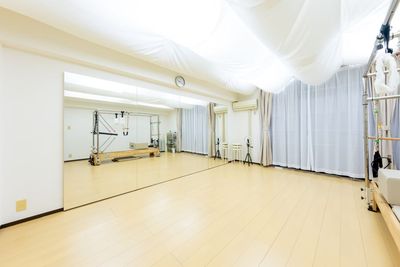 大型鏡（横：360cm×高さ180㎝）を設置しています。 - Pilates studio Cosiness 東神奈川 Studio Cosiness（ピラティススタジオ）東神奈川の室内の写真