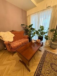 アンティーク2人掛けソファー。落ち着いた雰囲気でカウンセリングが可能です。 - 銀座レンタルサロン レンタルサロン　エステ　整体　カウンセリング　ヒーリング　の室内の写真