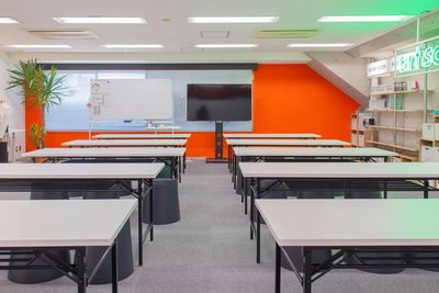 教室前方から撮った写真 - Studio ART SCHOOL  U 【高田馬場徒歩7分】広々スペースのポップな空間！の室内の写真