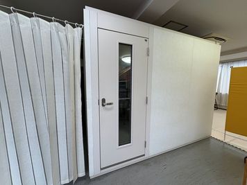 教室入口より防音室前 - 神田ピアノ教室 レンタル　ピアノ練習室の室内の写真