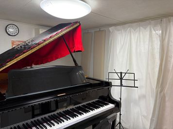 神田ピアノ教室 レンタル　ピアノ練習室の室内の写真