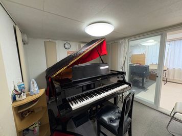 神田ピアノ教室 レンタル　ピアノ練習室の室内の写真