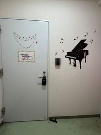 ミツトヨビル3階教室入口 - 神田ピアノ教室 レンタル　ピアノ練習室の入口の写真