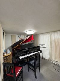 神田ピアノ教室 レンタル　ピアノ練習室の室内の写真