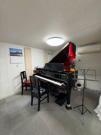 神田ピアノ教室 レンタル　ピアノ練習室の室内の写真