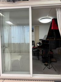 防音室の隣の部屋から防音室内を見たところ - 神田ピアノ教室 レンタル　ピアノ練習室の室内の写真