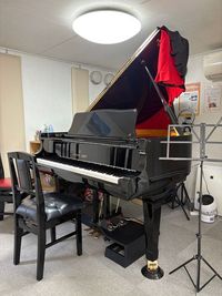 神田ピアノ教室 レンタル　ピアノ練習室の室内の写真