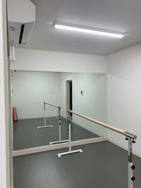 スタンド1組(高さ75㎝から1.1mまで5㎝刻み変更可)バー直径4㎝・バー長さ1.2m1本・2m1本 - シュシュ レンタルスタジオの室内の写真