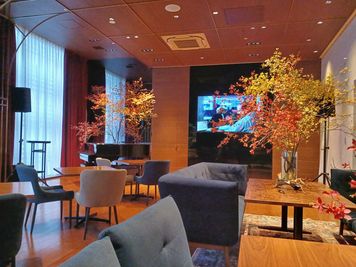 季節毎に華やかな草木が装飾されます。 - EMBASSY TOKYOの室内の写真