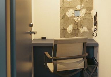 静音設計の個室で集中したオンライン会議が可能。会議の合間にはパワーナップスペースとしても利用できます。 - ShareOffice（シェアオフィス）結う-You-