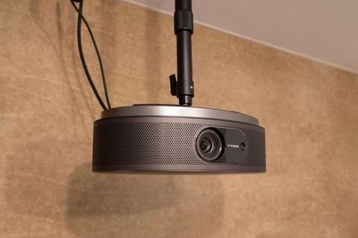 天吊りプロジェクター - Aivicスペース池袋西口5号店の設備の写真