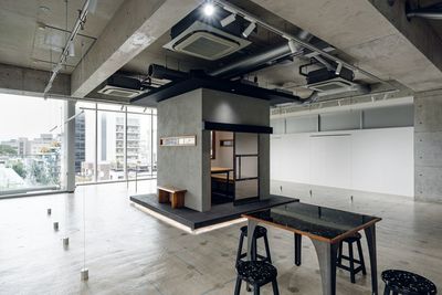 hRp_a hRp_a 5F Gallery & Event 神宮前スペースの室内の写真