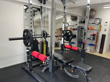 パワーラック。ラットプルやロープーリーに使える上下のケーブルも付いています。 - MIYAZAKI GYM梅ヶ丘店の室内の写真