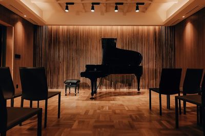 スタンウェイB211常設!!豊かな響きとともに多彩な音楽シーンを演出します - サローネリリコ馬車道