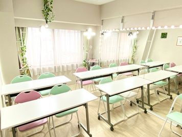 Ohana新大阪★女性セミナー向き★壁一面鏡＆撮影用照明あり 平日・週末も同一価格★Ohanaの室内の写真