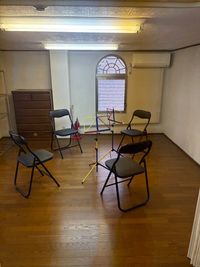 ギターなどの軽い演奏にも使えます♪　レンタルスタジオ中村公園 - レンタルスタジオ中村公園 3階プライベートルーム　少人数多目的スペース　名古屋市中村区の室内の写真