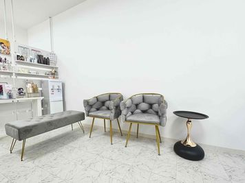 トータルビューティーPurasia. 広島駅徒歩圏内★オープンしたてのキレイなサロンで貴方の夢を応援♪の室内の写真