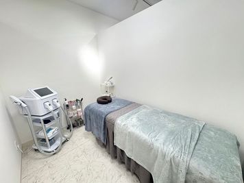 トータルビューティーPurasia. 広島駅徒歩圏内★オープンしたてのキレイなサロンで貴方の夢を応援♪の室内の写真