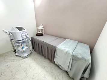 トータルビューティーPurasia. 広島駅徒歩圏内★オープンしたてのキレイなサロンで貴方の夢を応援♪の室内の写真