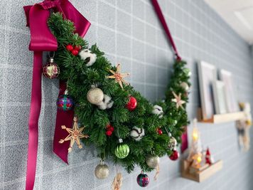 クリスマスリースの装飾中🎵 - The Room The Room Kukkaの室内の写真