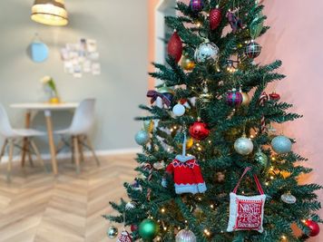 180㎝クリスマスツリー🌲装飾中＾＾ - The Room The Room söt.の室内の写真