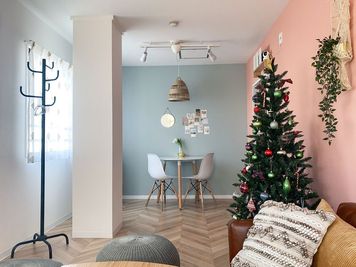 180㎝クリスマスツリー🌲装飾中＾＾ - The Room The Room söt.の室内の写真