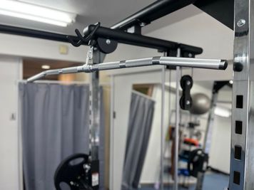 ラットプルダウンも快適 - MIYAZAKI GYM勝どきANNEX店の設備の写真