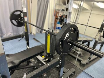 ベンチプレスも安全に実施できます - MIYAZAKI GYM勝どきANNEX店の設備の写真